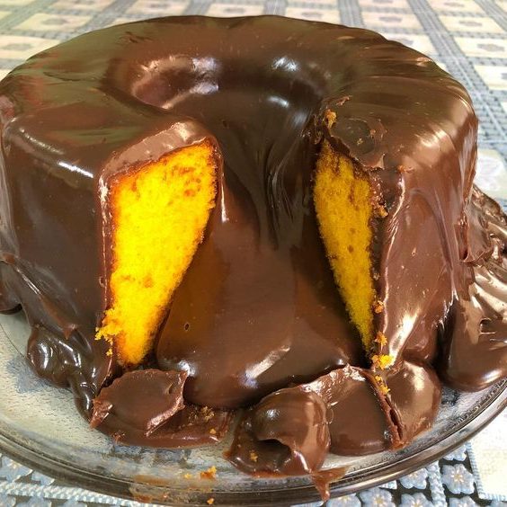 bolo de cenoura com cobertura de chocolate