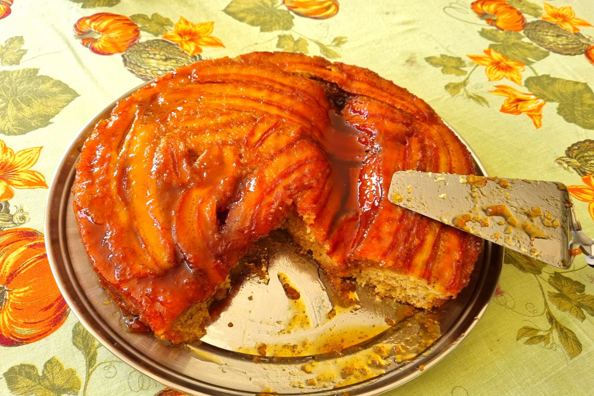 Bolo de banana caramelado