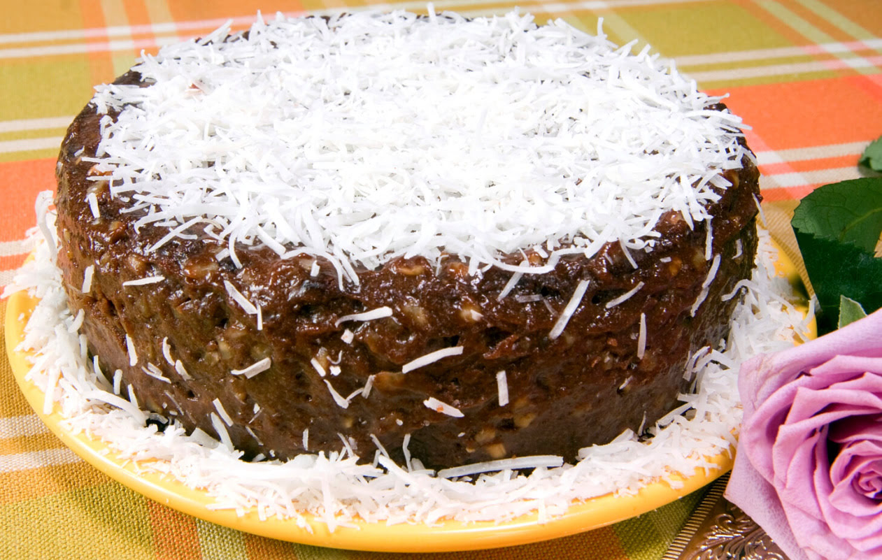 Bolo com cobertura de coco e chocolate