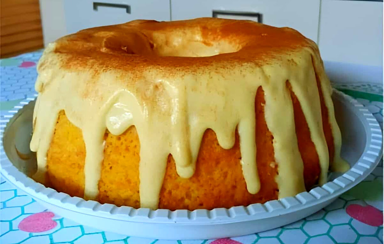 Bolo de milho com cobertura