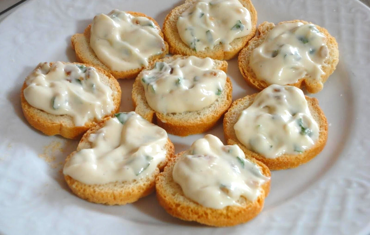 patê de queijo com cebola para servir com torradas