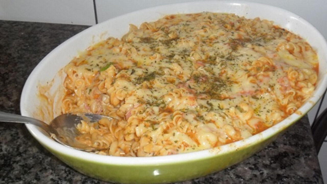 Macarrão com presunto e queijo