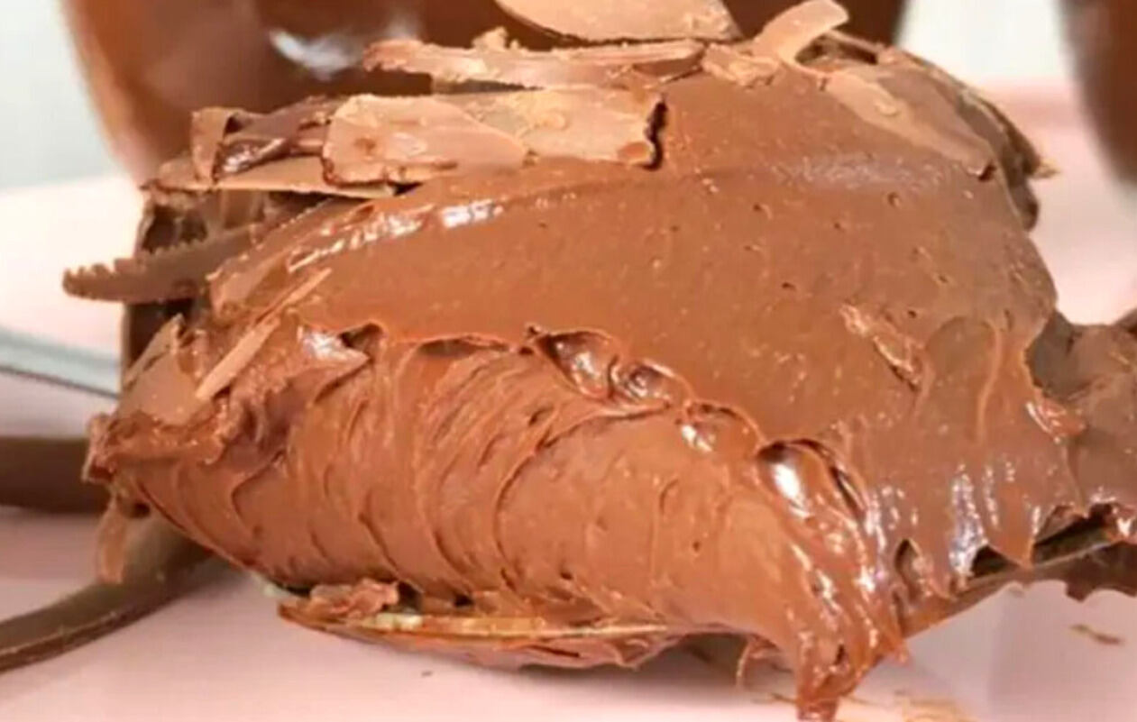 Mousse cremoso de chocolate com gelatina