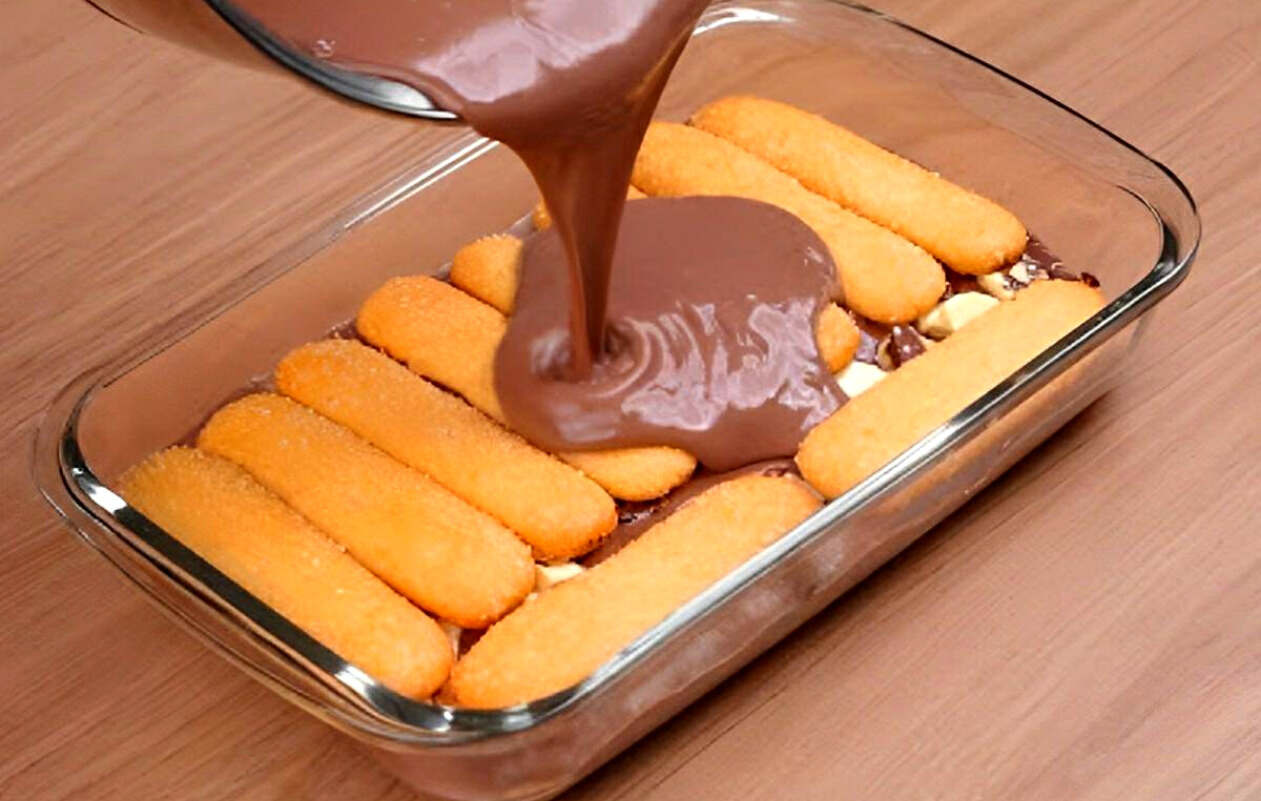 Pavê de chocolate com bolacha champagne