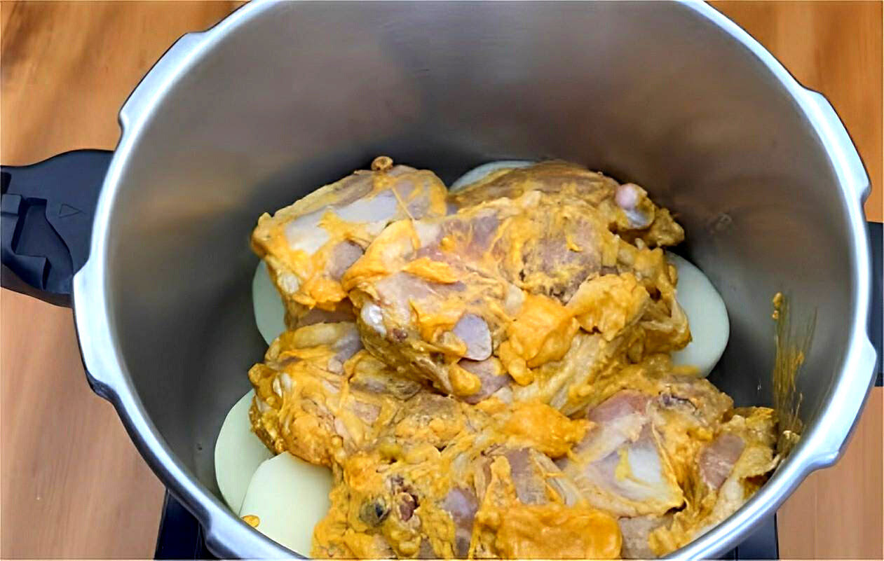 Sobrecoxa de frango na panela de pressão
