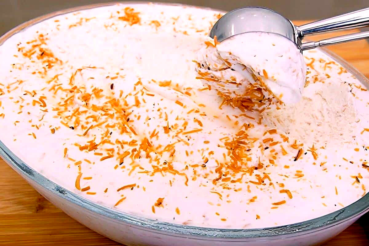 Sorvete de coco na travessa