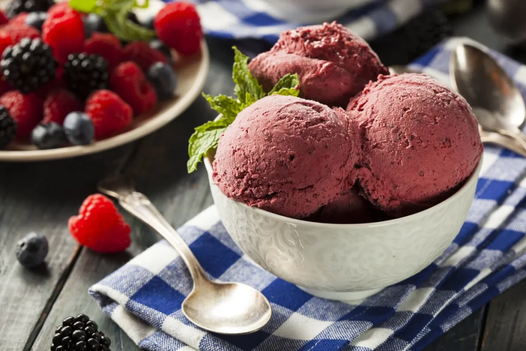 Sorvete vegano de banana com frutas vermelhas