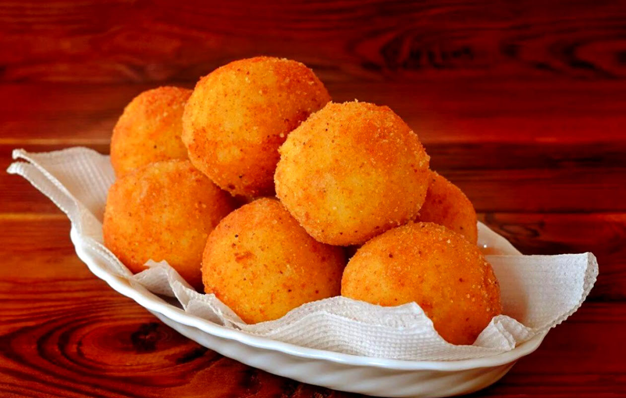 bolinho de batata frito recheado com queijo