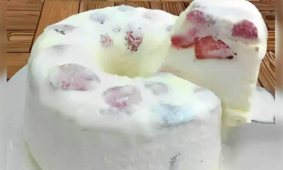 Sobremesa gelada de leite e morango