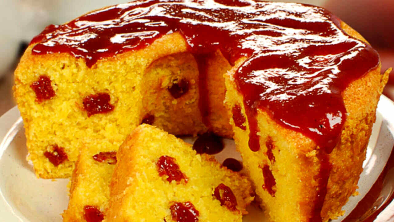 Bolo de fubá com goiabada e queijo