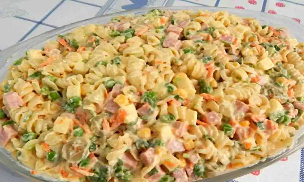 Salada de macarrão crocante